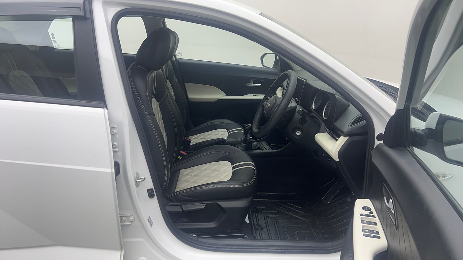 Used 2025 Hyundai Verna EX 1.5 Petrol MT Petrol Manual interior RIGHT SIDE FRONT DOOR CABIN VIEW