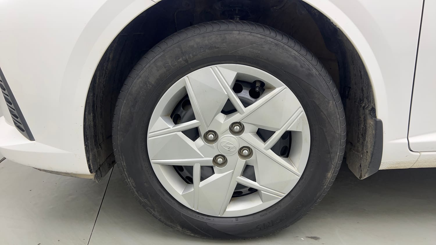 Used 2025 Hyundai Verna EX 1.5 Petrol MT Petrol Manual tyres LEFT FRONT TYRE RIM VIEW