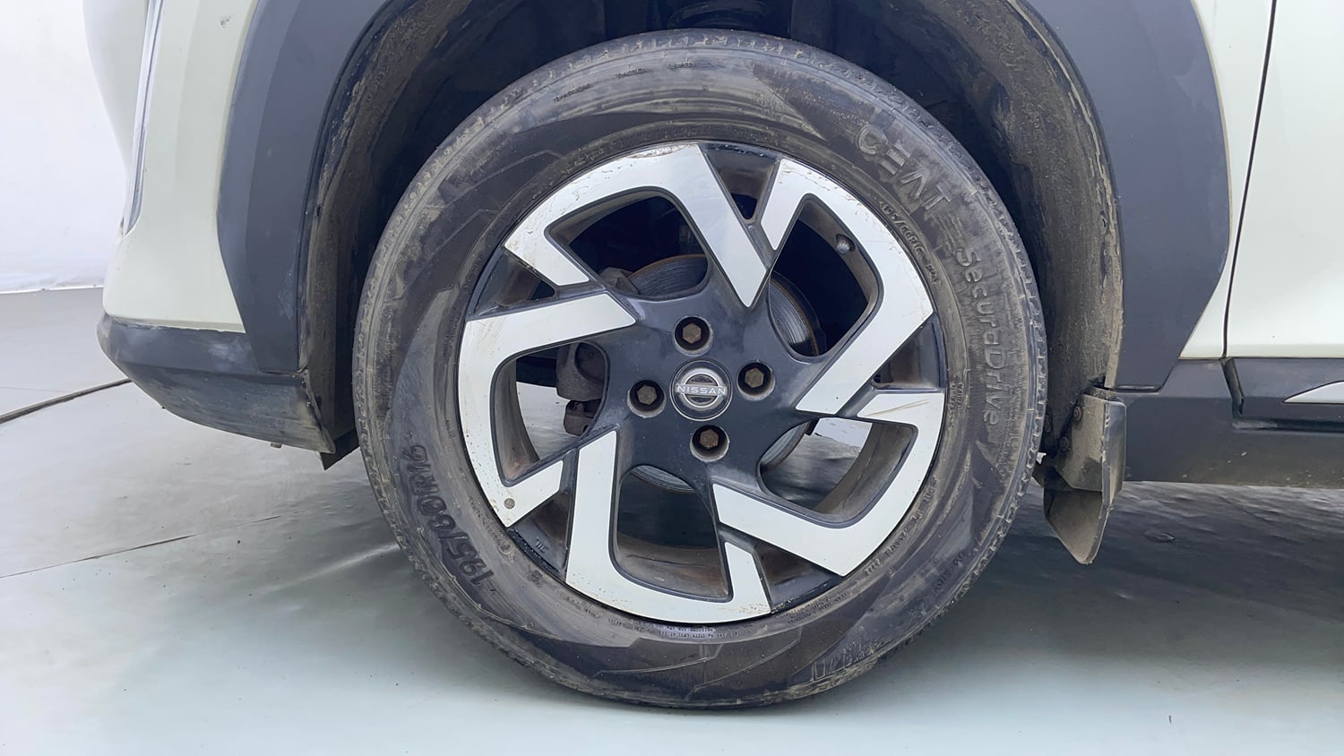 Used 2022 Nissan Magnite XV Premium Turbo CVT Dual Tone Petrol Automatic tyres LEFT FRONT TYRE RIM VIEW