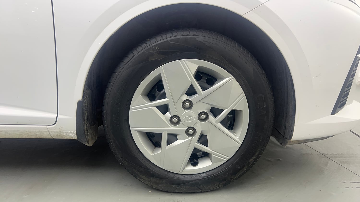 Used 2025 Hyundai Verna EX 1.5 Petrol MT Petrol Manual tyres RIGHT FRONT TYRE RIM VIEW