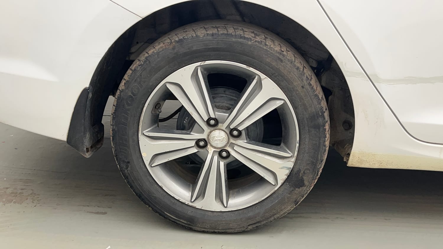 Used 2019 Hyundai Verna SX (O)1.6 VTVT Petrol Manual tyres RIGHT REAR TYRE RIM VIEW