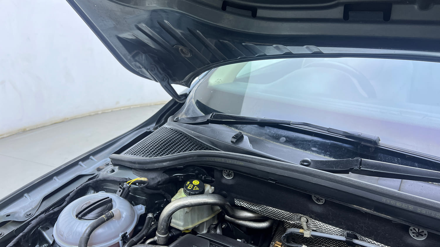 Used 2018 Skoda Octavia 1.8 TSI L&K Petrol Automatic engine ENGINE RIGHT SIDE HINGE & APRON VIEW