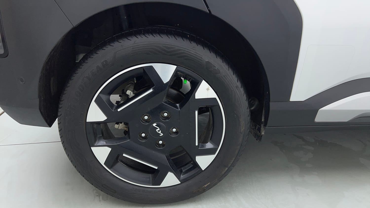 Used 2025 Kia Syros HTX Plus (O) 1.5 Diesel 6AT Diesel Automatic tyres RIGHT REAR TYRE RIM VIEW