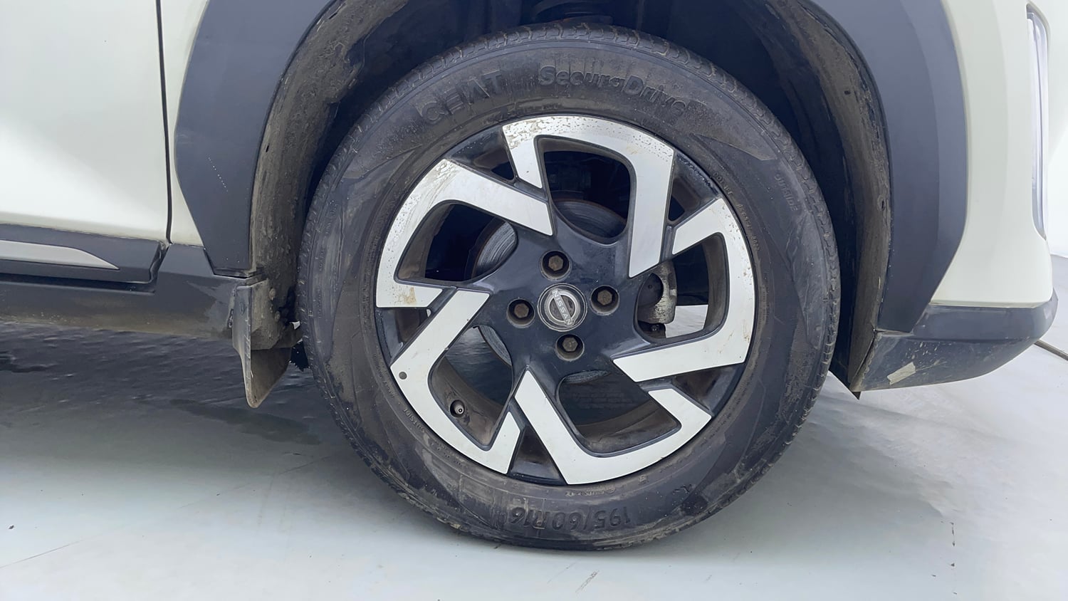 Used 2022 Nissan Magnite XV Premium Turbo CVT Dual Tone Petrol Automatic tyres RIGHT FRONT TYRE RIM VIEW