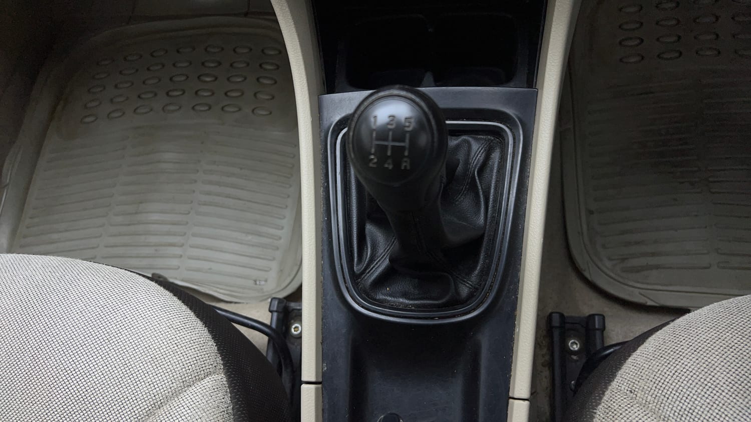 Used 2023 Maruti Suzuki Ciaz Sigma 1.5 Petrol Manual interior GEAR  KNOB VIEW