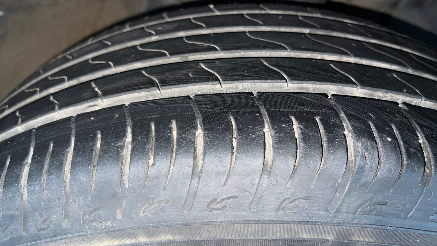Used 2020 Hyundai Venue SX Plus 1.0 Turbo DCT Petrol Automatic tyres RIGHT FRONT TYRE TREAD VIEW