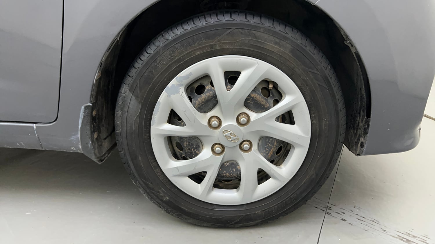 Used 2017 Hyundai Grand i10 Magna 1.2 Kappa VTVT Petrol Manual tyres RIGHT FRONT TYRE RIM VIEW