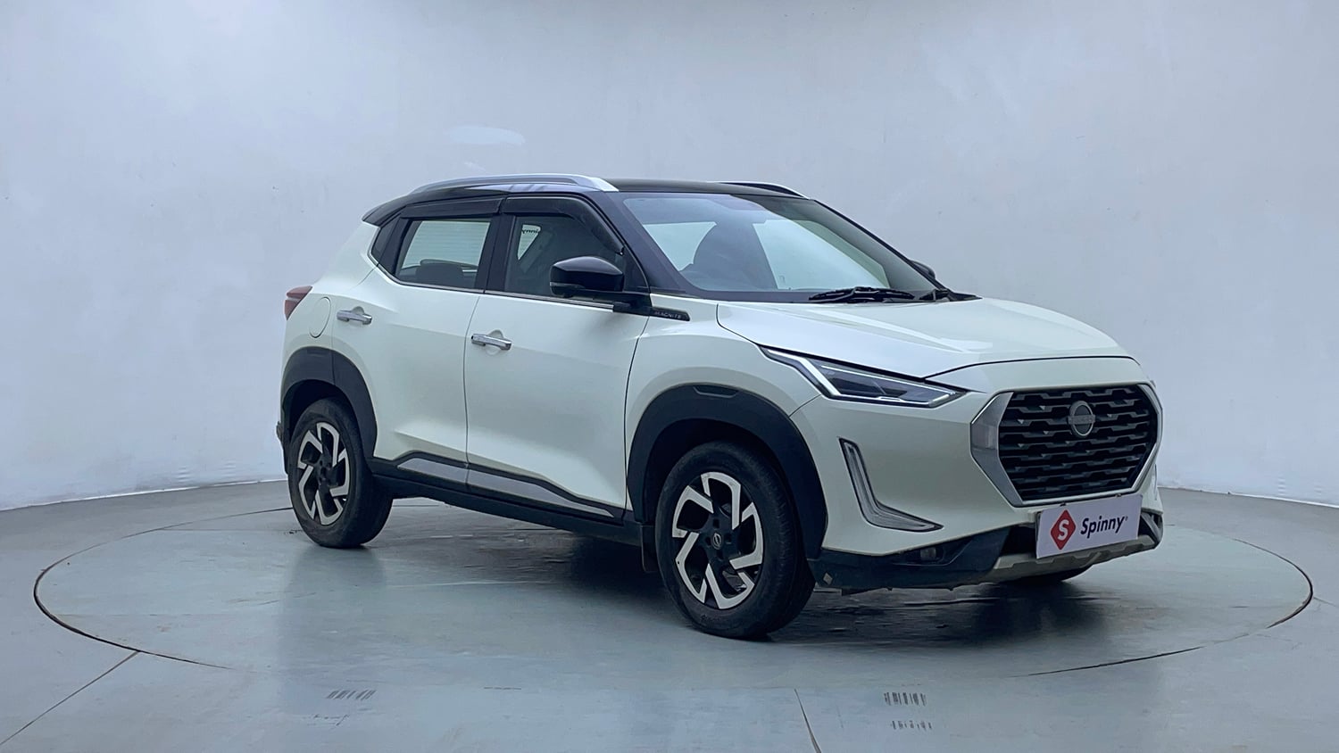 Used 2022 Nissan Magnite XV Premium Turbo CVT Dual Tone Petrol Automatic exterior RIGHT FRONT CORNER VIEW