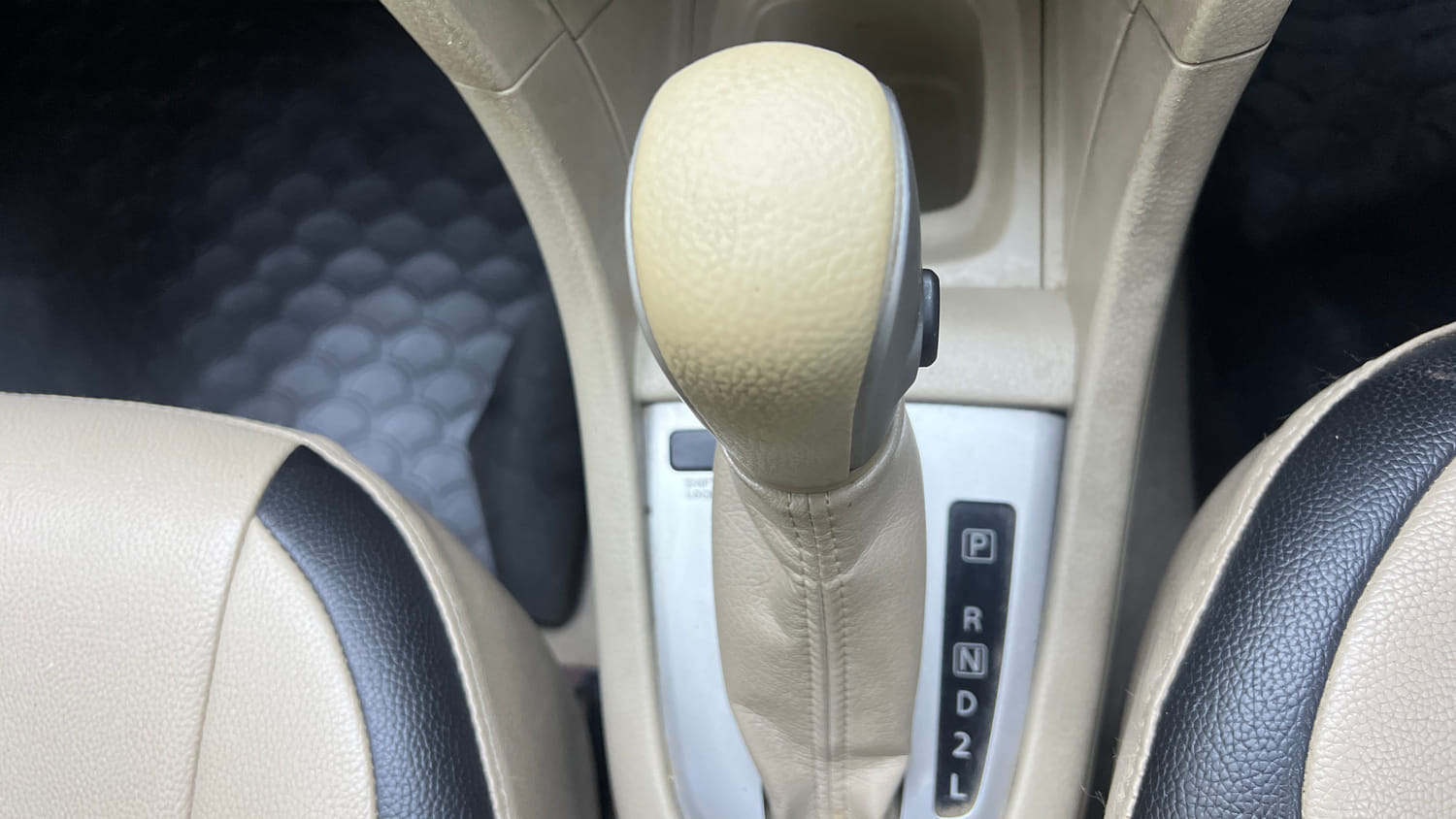 Used 2017 Maruti Suzuki Swift Dzire VXI AT ABS Petrol Automatic interior GEAR  KNOB VIEW