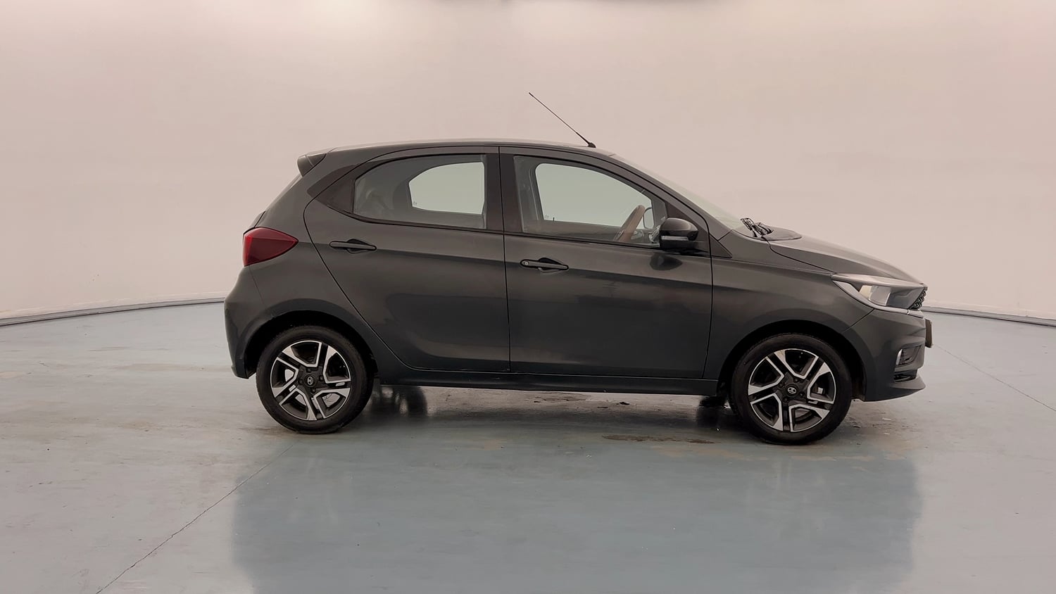 Used 2020 Tata Tiago XZ Plus Dual Tone Petrol Manual exterior RIGHT SIDE VIEW