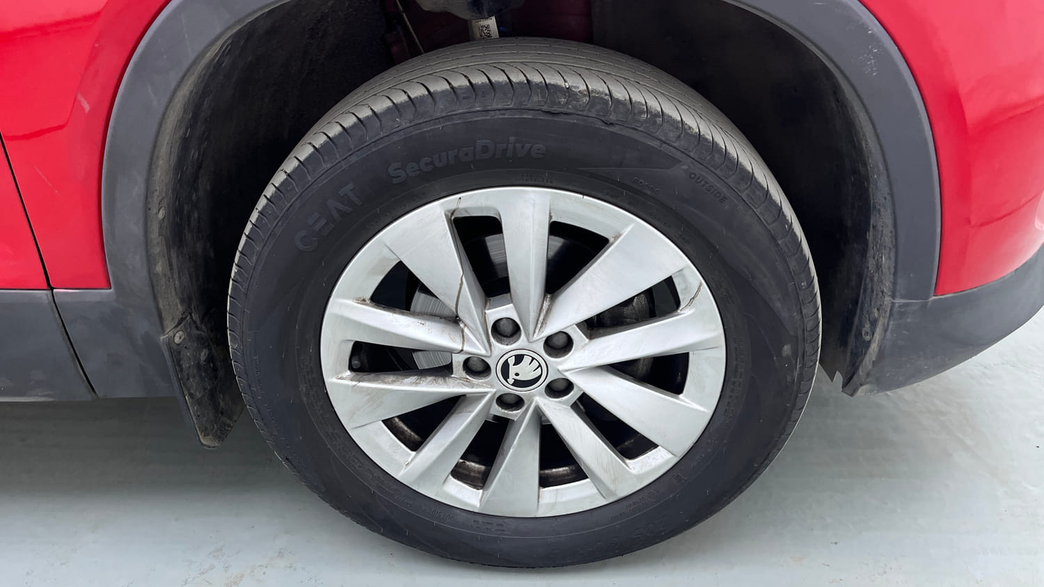 Used 2025 Skoda Kylaq Signature Petrol Manual tyres RIGHT FRONT TYRE RIM VIEW