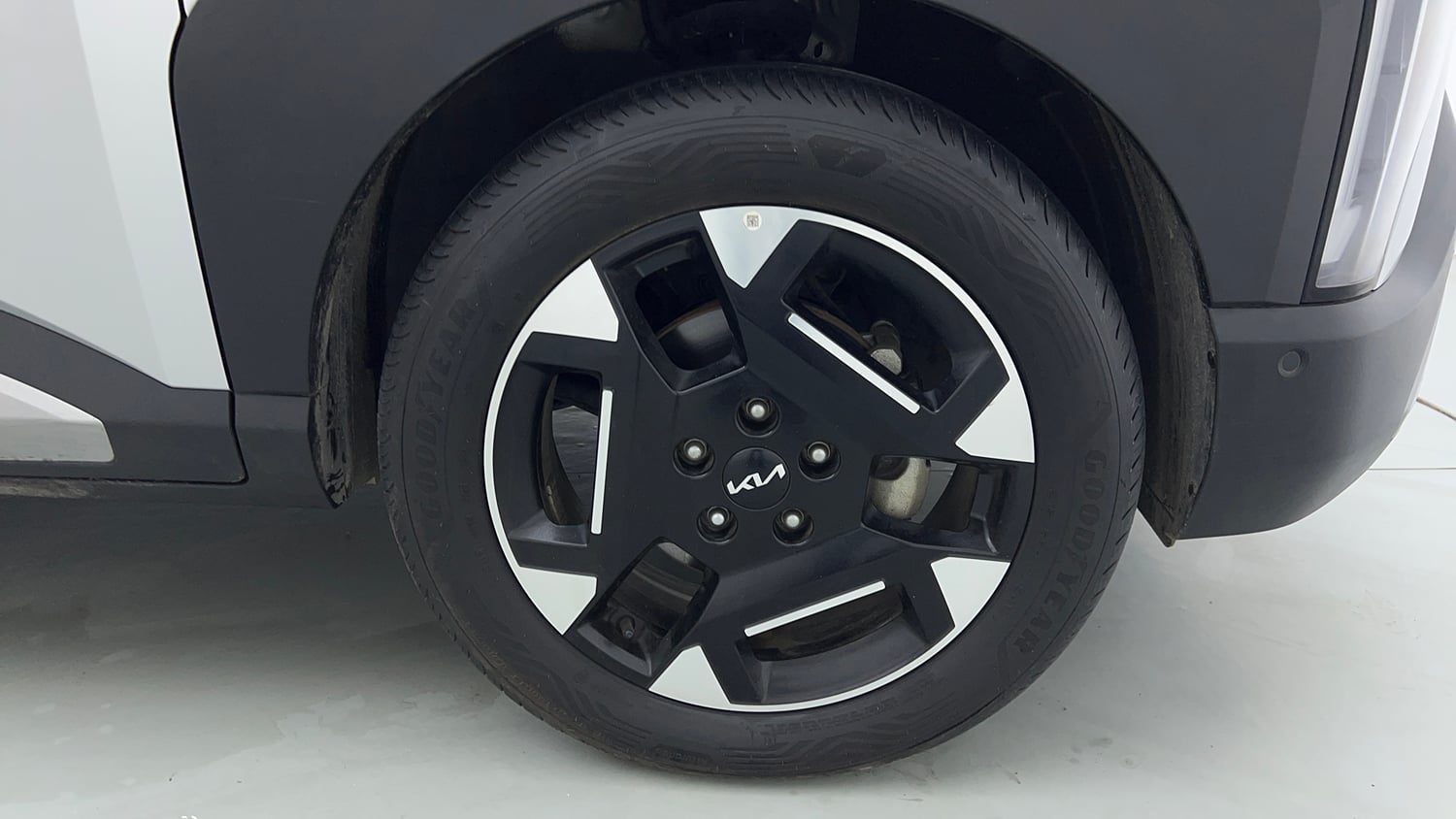Used 2025 Kia Syros HTX Plus (O) 1.5 Diesel 6AT Diesel Automatic tyres RIGHT FRONT TYRE RIM VIEW