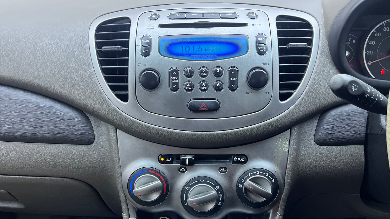 Used 2012 Hyundai i10 Sportz 1.2 AT Kappa2 Petrol Automatic interior MUSIC SYSTEM & AC CONTROL VIEW