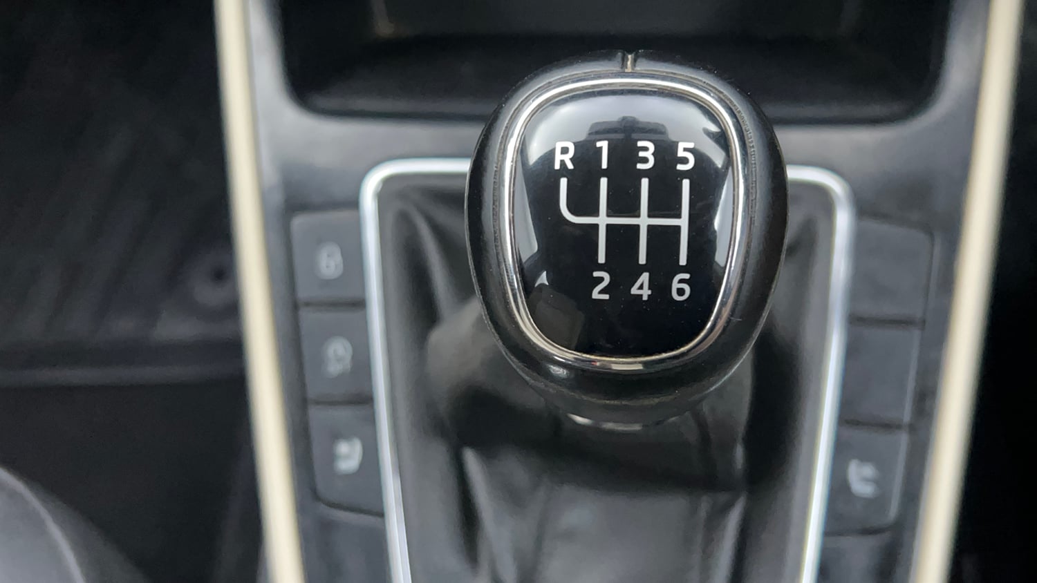 Used 2022 Skoda Slavia Style 1.0L TSI MT Petrol Manual interior GEAR  KNOB VIEW