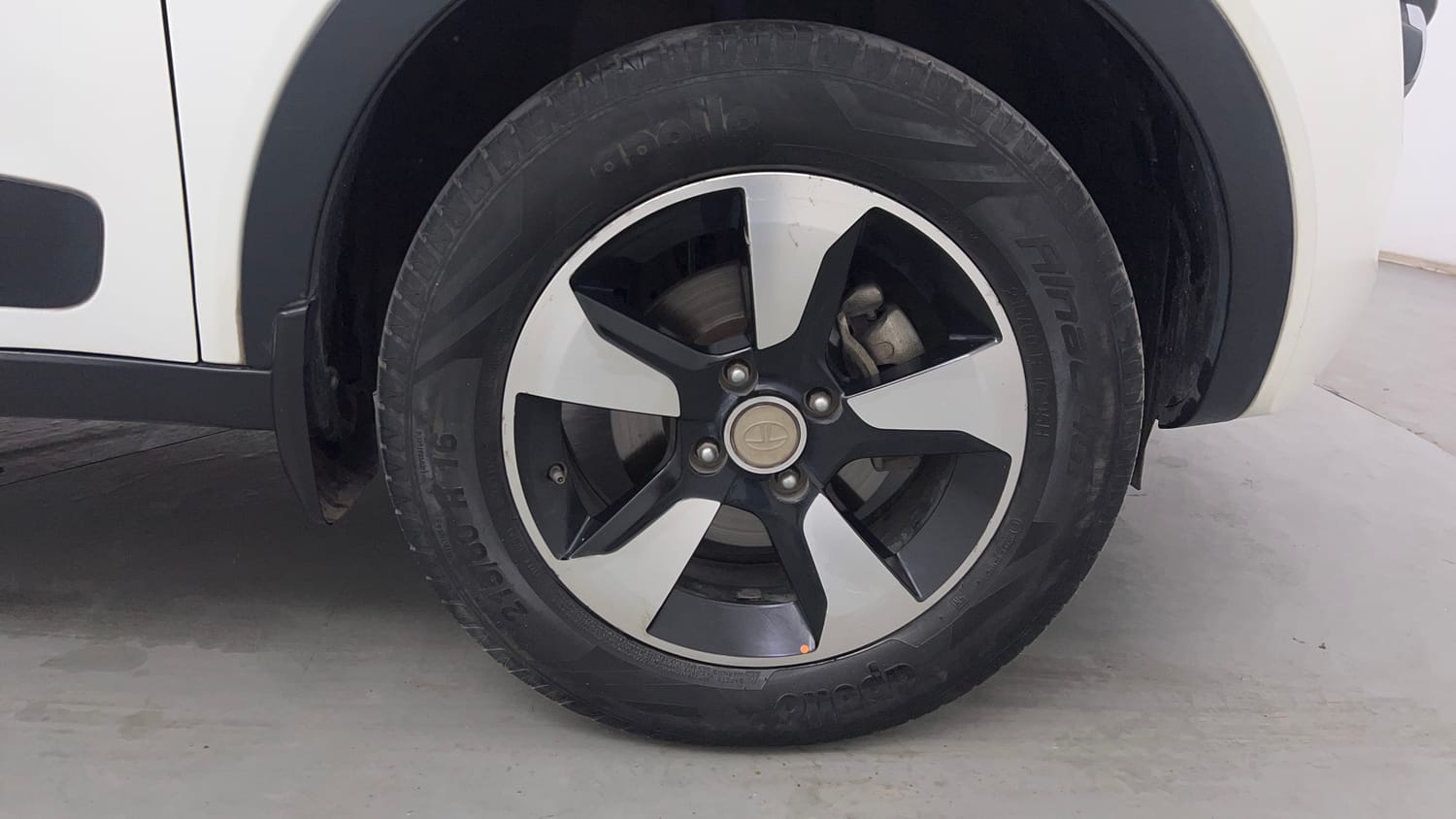 Used 2019 Tata Nexon XZ Plus Dual Tone Petrol Manual tyres RIGHT FRONT TYRE RIM VIEW