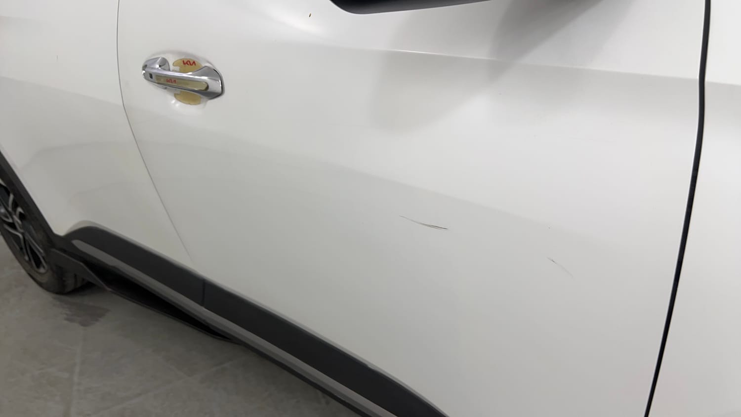 Used 2023 Kia Carens Luxury Plus 1.5 Diesel AT 7 STR Diesel Automatic dents MINOR SCRATCH