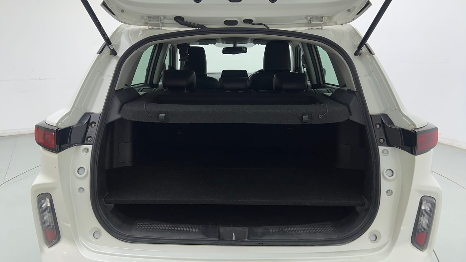 Used 2023 Toyota Urban Cruiser Hyryder V Hybrid Hybrid Automatic interior DICKY INSIDE VIEW