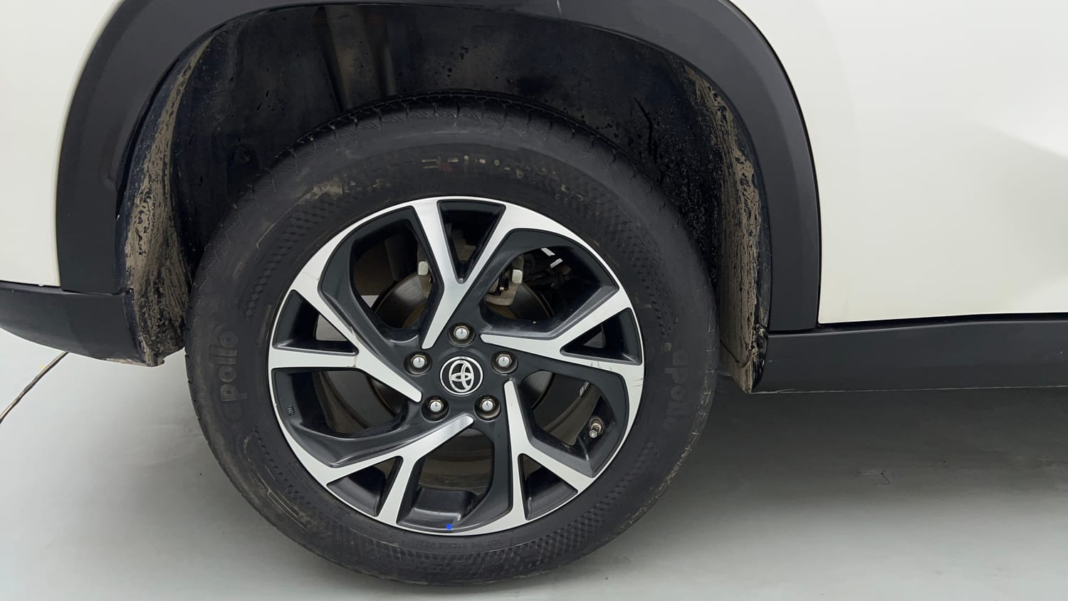 Used 2023 Toyota Urban Cruiser Hyryder V Hybrid Hybrid Automatic tyres RIGHT REAR TYRE RIM VIEW