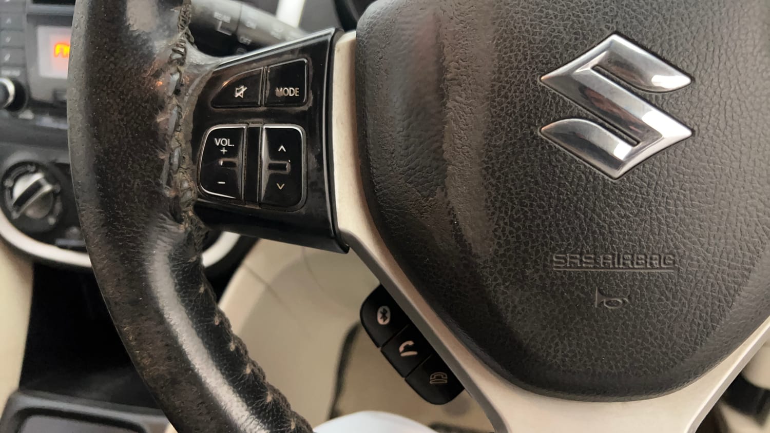 Used 2017 Maruti Suzuki Celerio ZXi AMT Petrol Automatic top_features Steering mounted controls