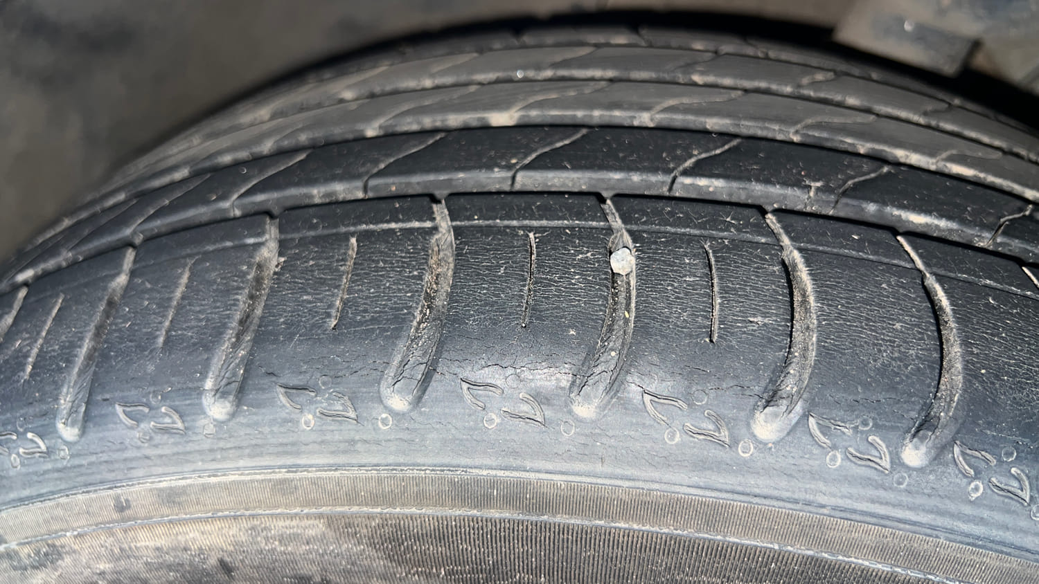 Used 2022 Skoda Kushaq Style 1.5L TSI MT Petrol Manual tyres LEFT FRONT TYRE TREAD VIEW
