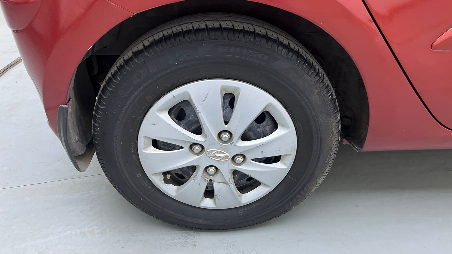 Used 2012 Hyundai i10 Sportz 1.2 AT Kappa2 Petrol Automatic tyres RIGHT REAR TYRE RIM VIEW