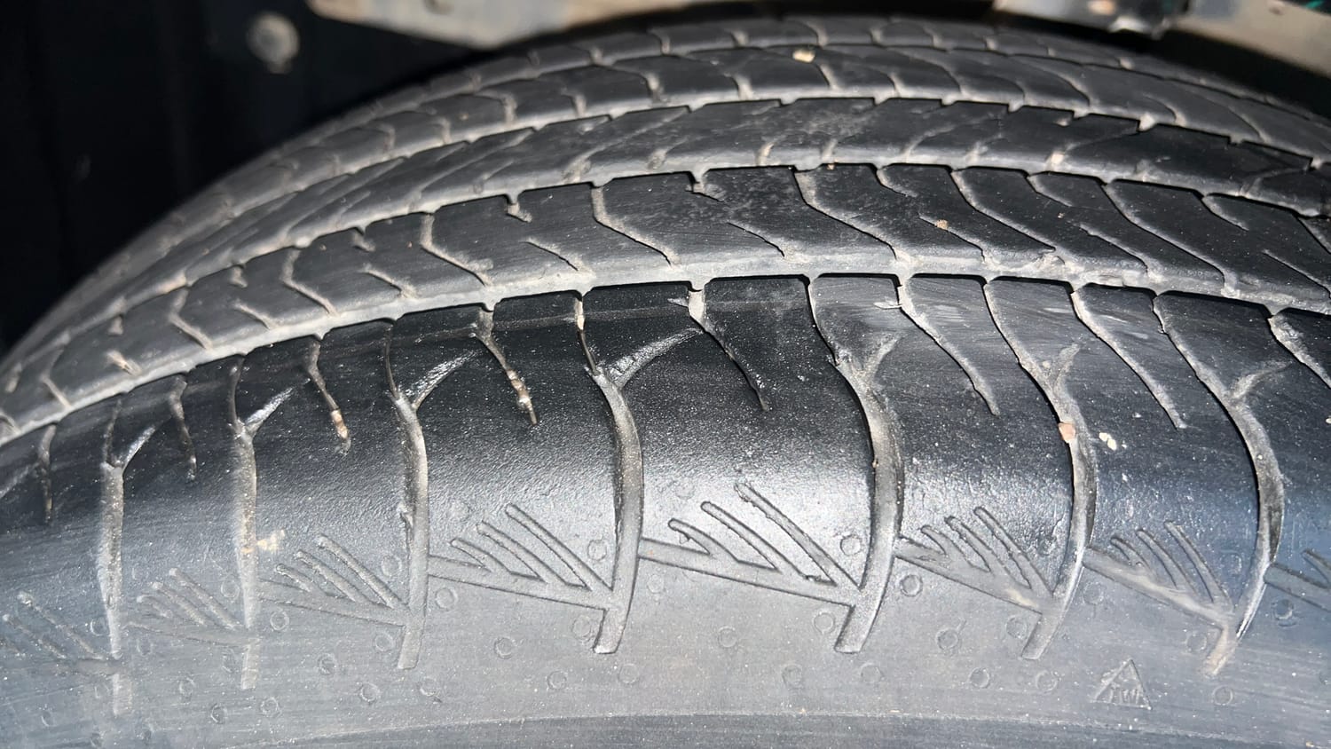 Used 2023 Toyota Urban Cruiser Hyryder V Hybrid Hybrid Automatic tyres LEFT FRONT TYRE TREAD VIEW