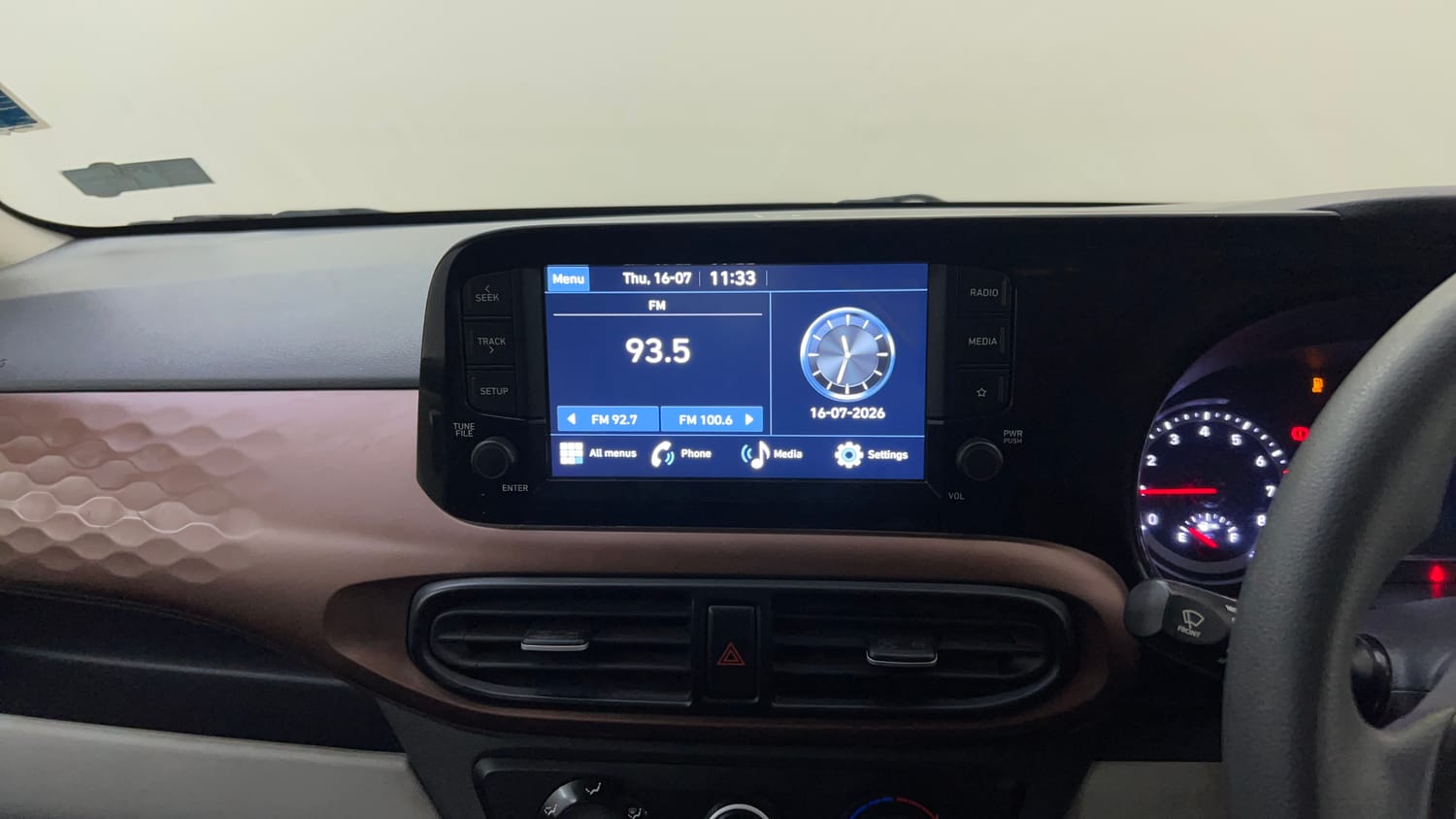 Used 2023 Hyundai Aura SX 1.2 CNG Cng Manual top_features Touch screen infotainment system