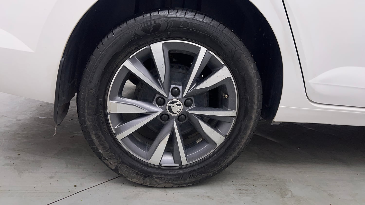 Used 2022 Skoda Slavia Style 1.0L TSI MT Petrol Manual tyres RIGHT REAR TYRE RIM VIEW