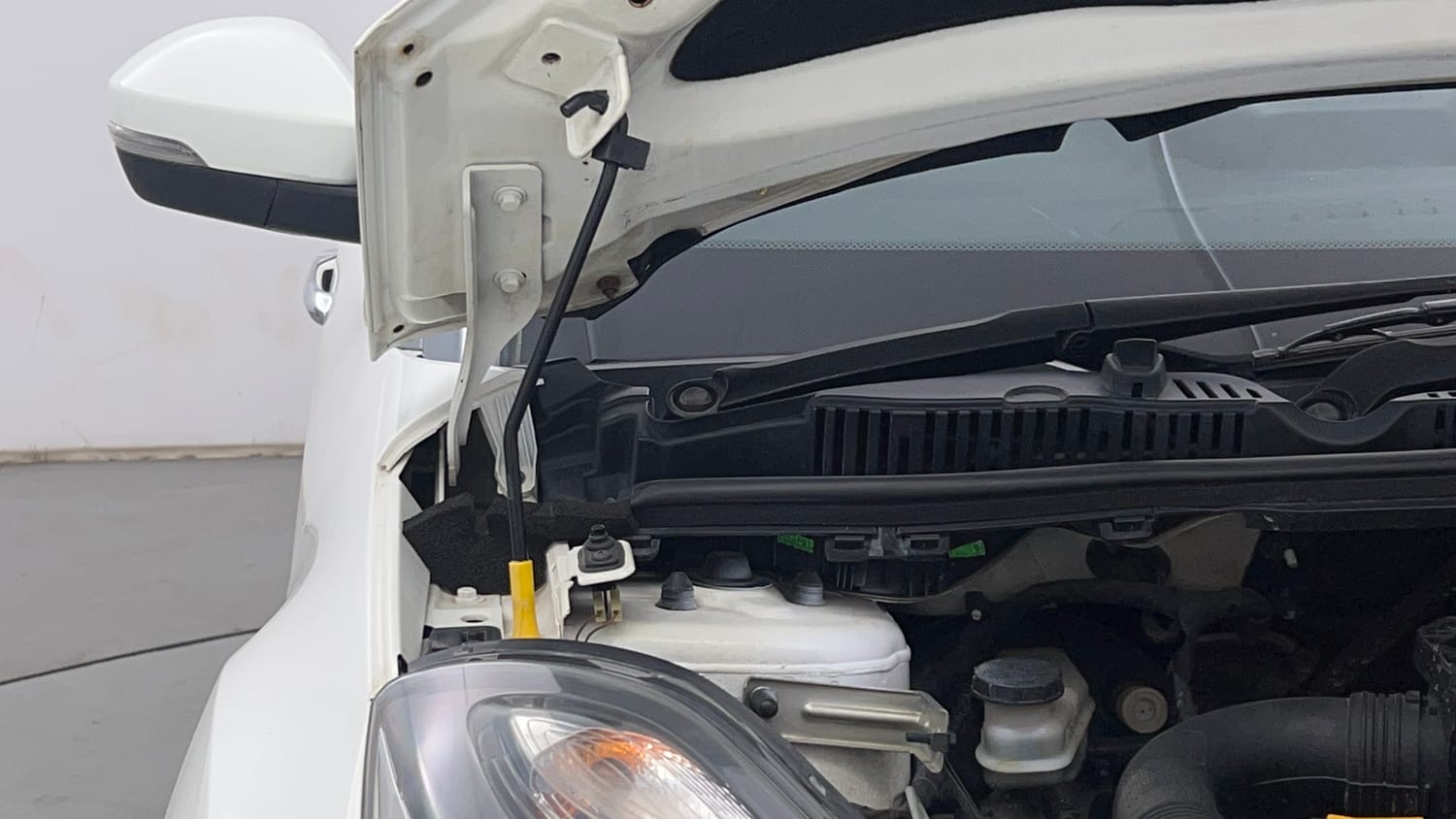 Used 2019 Tata Nexon XZ Plus Dual Tone Petrol Manual engine ENGINE RIGHT SIDE HINGE & APRON VIEW
