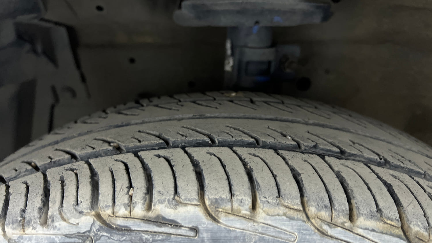 Used 2013 Maruti Suzuki Swift LDi Diesel Manual tyres LEFT FRONT TYRE TREAD VIEW