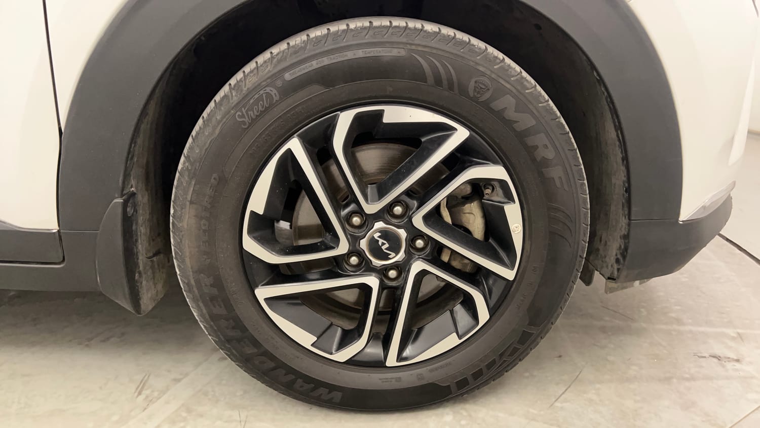 Used 2023 Kia Carens Luxury Plus 1.5 Diesel AT 7 STR Diesel Automatic tyres RIGHT FRONT TYRE RIM VIEW