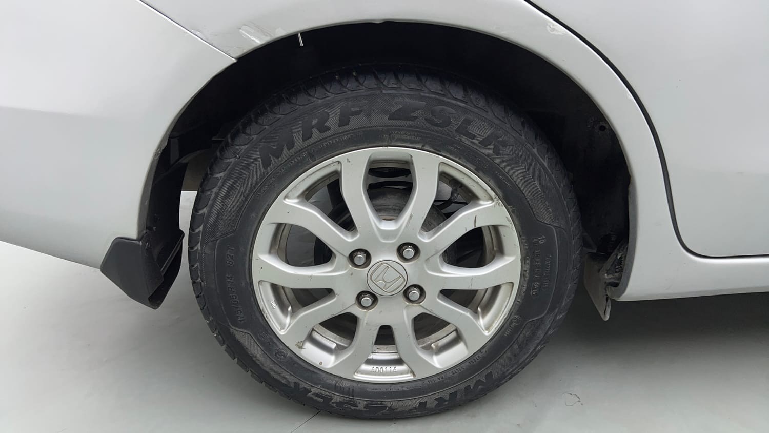 Used 2015 Honda Amaze 1.2 VX i-VTEC Petrol Manual tyres RIGHT REAR TYRE RIM VIEW