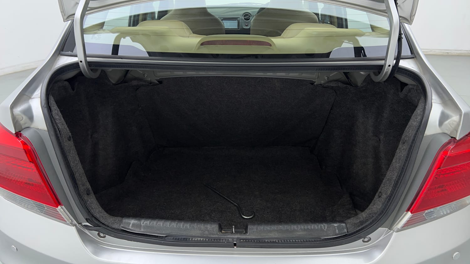 Used 2015 Honda Amaze 1.2 VX i-VTEC Petrol Manual interior DICKY INSIDE VIEW