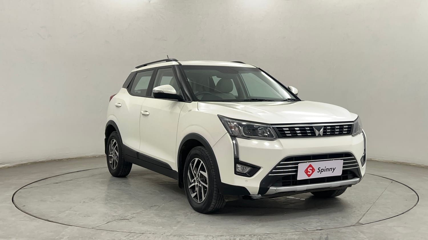 Used 2023 Mahindra XUV 300 W8 (O) 1.2 Petrol Petrol Manual exterior RIGHT FRONT CORNER VIEW