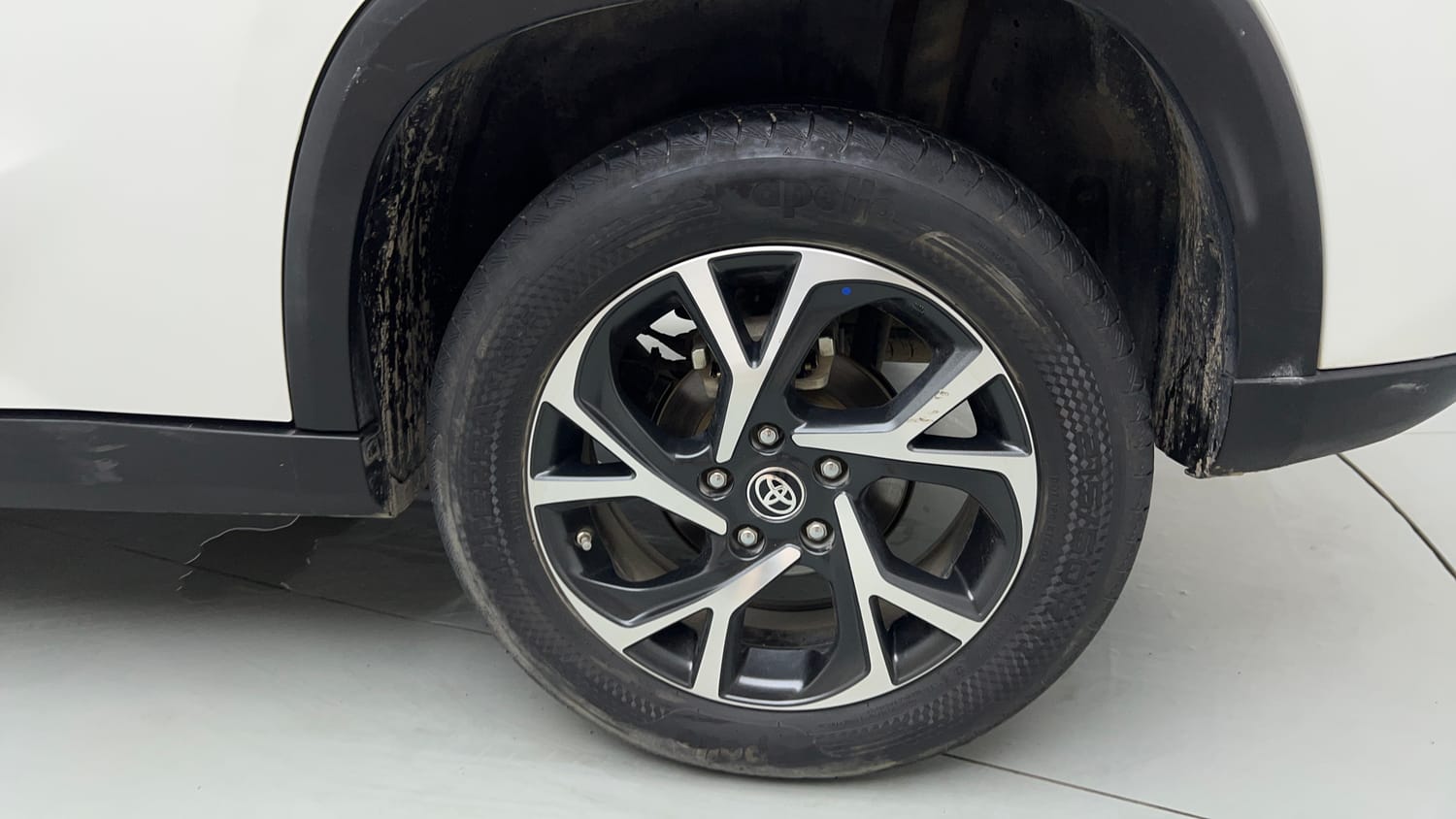 Used 2023 Toyota Urban Cruiser Hyryder V Hybrid Hybrid Automatic tyres LEFT REAR TYRE RIM VIEW