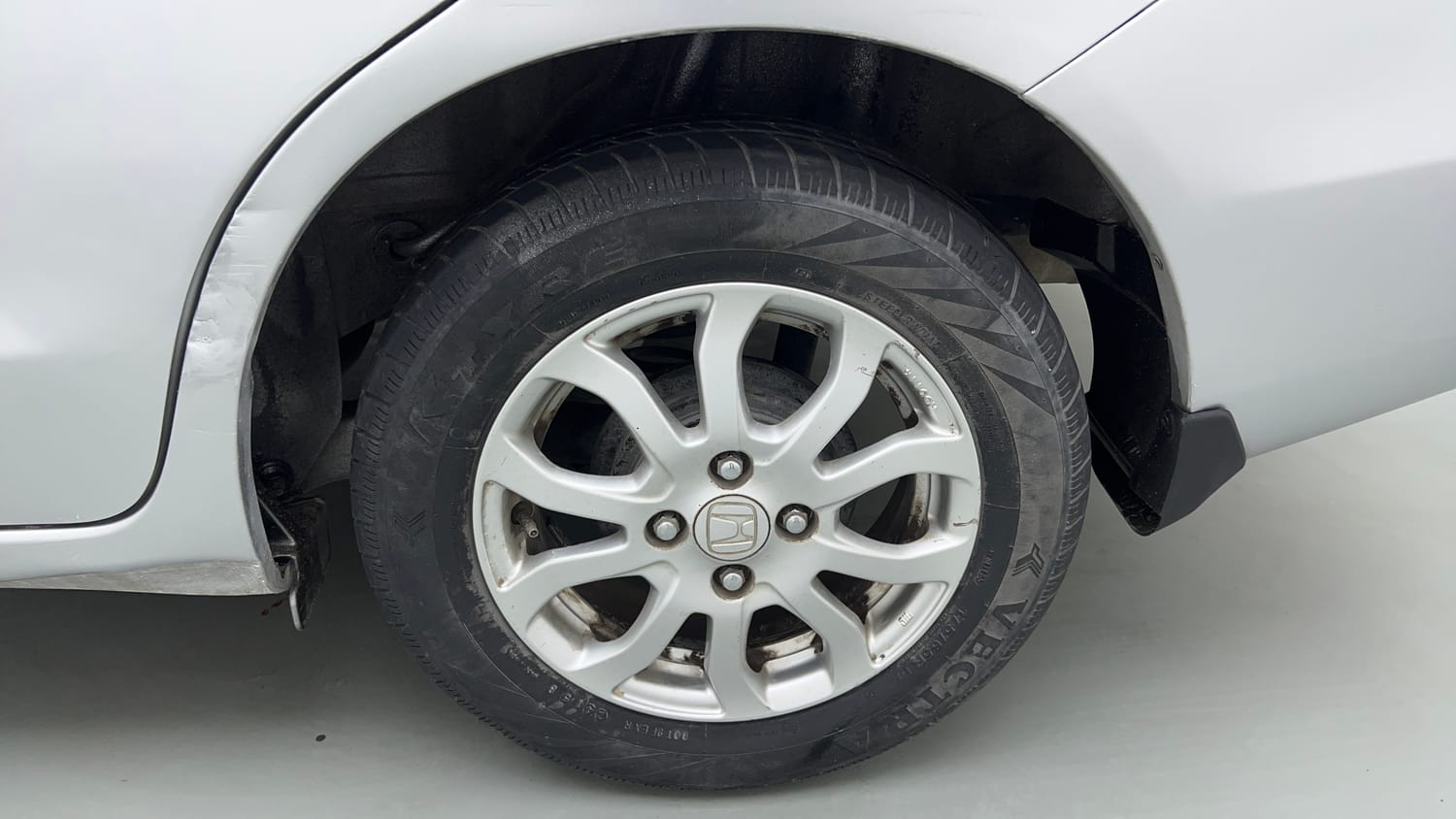 Used 2015 Honda Amaze 1.2 VX i-VTEC Petrol Manual tyres LEFT REAR TYRE RIM VIEW