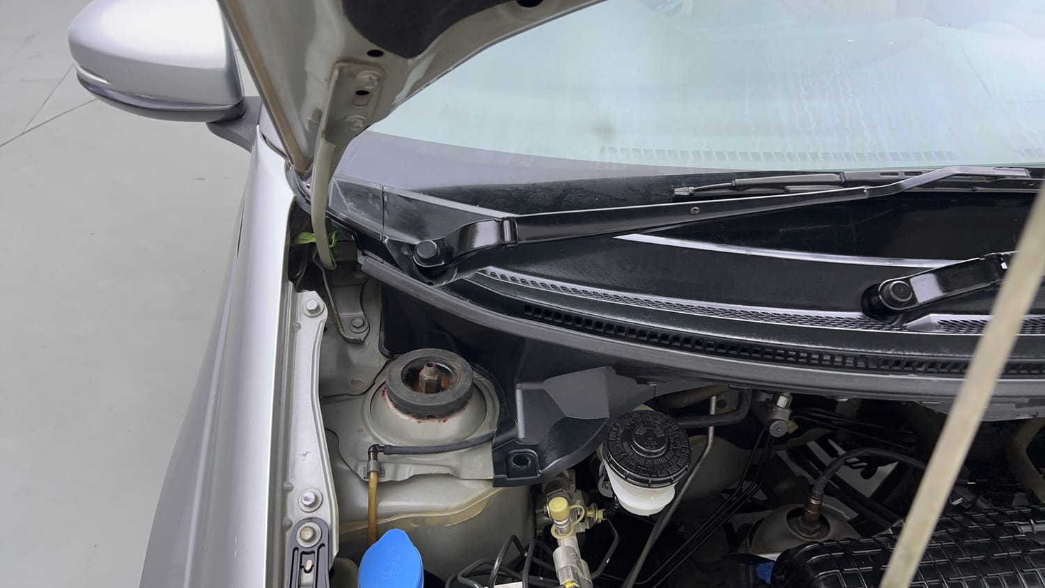 Used 2015 Honda Amaze 1.2 VX i-VTEC Petrol Manual engine ENGINE RIGHT SIDE HINGE & APRON VIEW