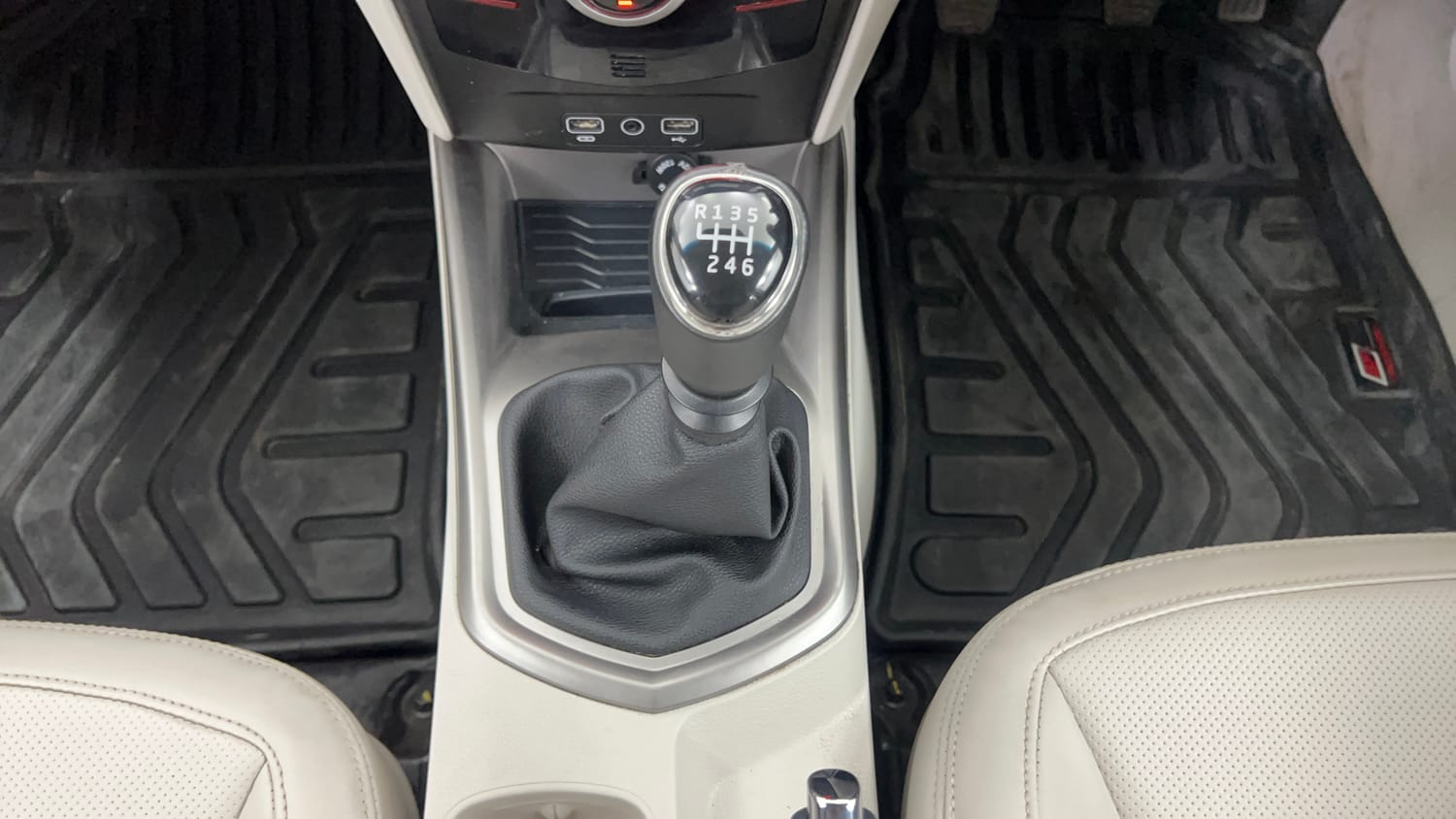 Used 2023 Mahindra XUV 300 W8 (O) 1.2 Petrol Petrol Manual interior GEAR  KNOB VIEW