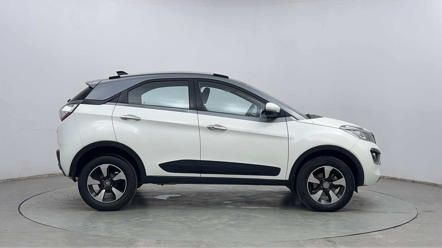 Used 2019 Tata Nexon XZ Plus Dual Tone Petrol Manual exterior RIGHT SIDE VIEW