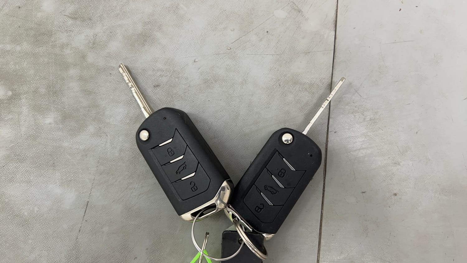 Used 2023 Mahindra XUV 300 W8 (O) 1.2 Petrol Petrol Manual extra CAR KEY VIEW