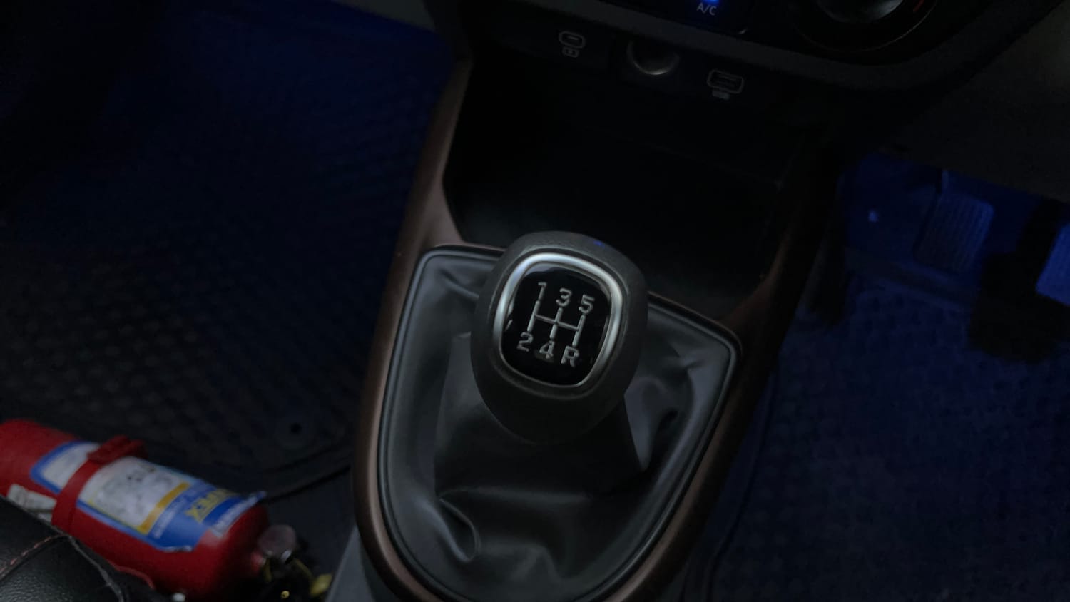 Used 2023 Hyundai Aura SX 1.2 CNG Cng Manual interior GEAR  KNOB VIEW