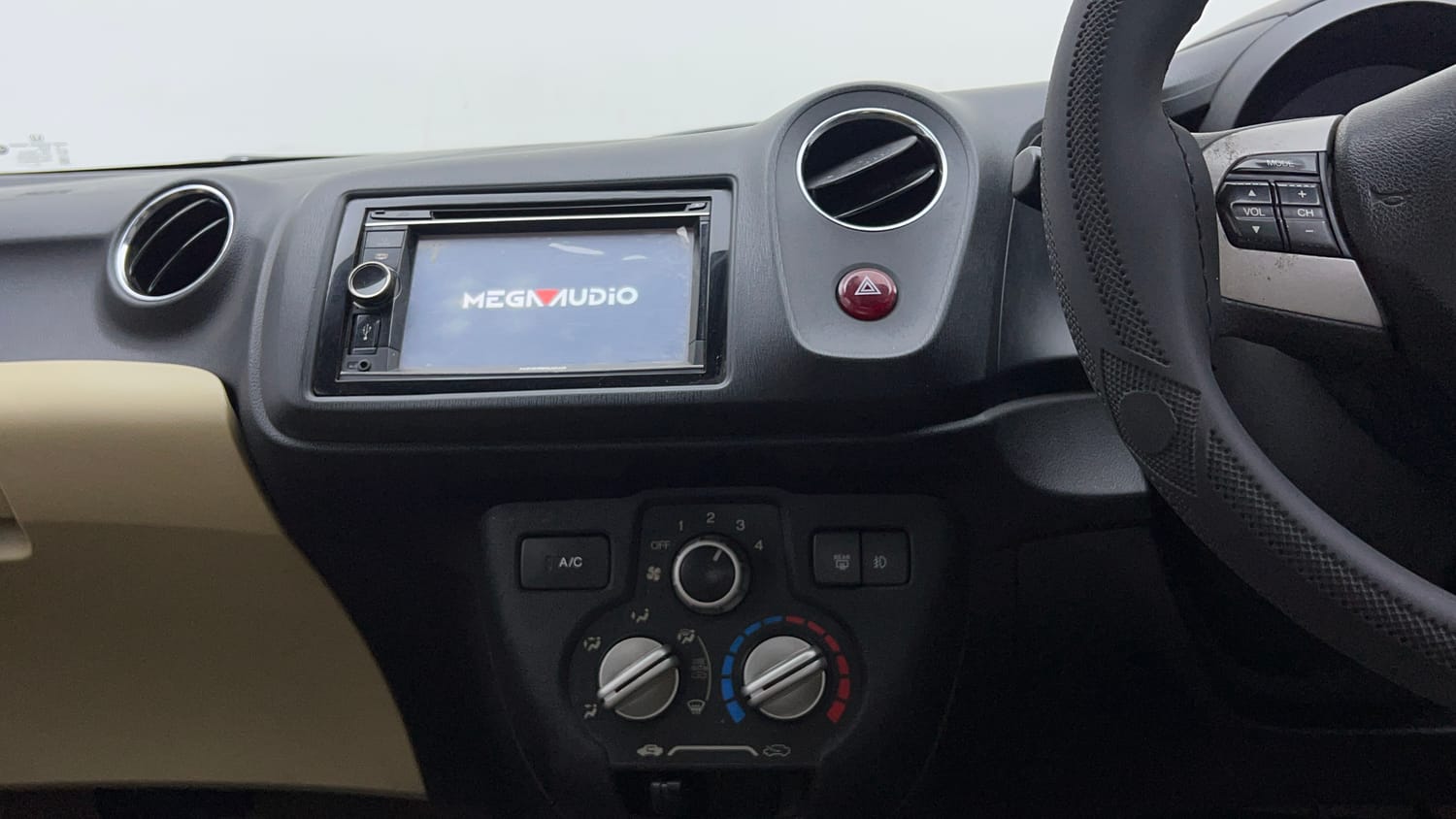 Used 2015 Honda Amaze 1.2 VX i-VTEC Petrol Manual interior MUSIC SYSTEM & AC CONTROL VIEW