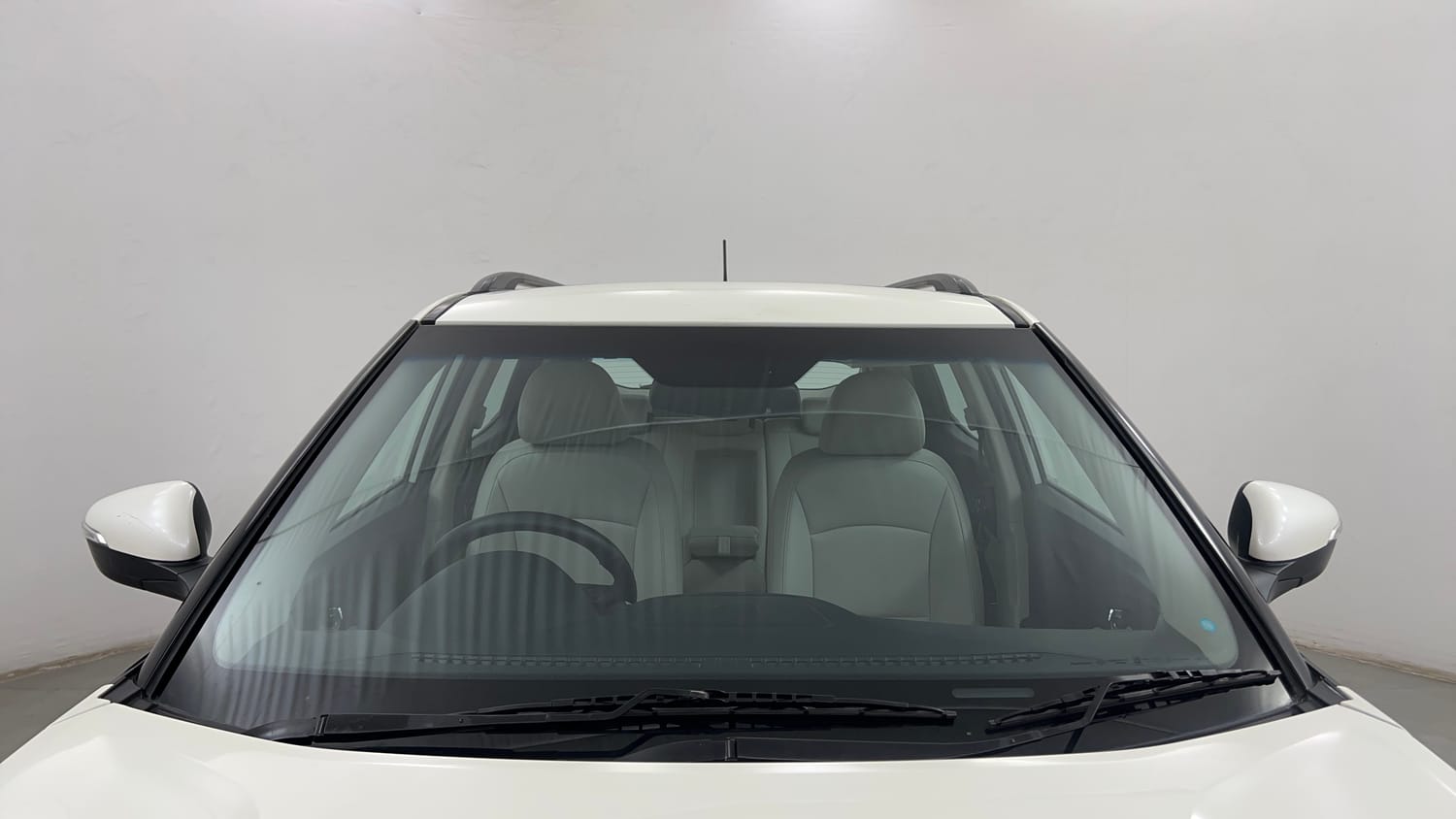 Used 2023 Mahindra XUV 300 W8 (O) 1.2 Petrol Petrol Manual exterior FRONT WINDSHIELD VIEW