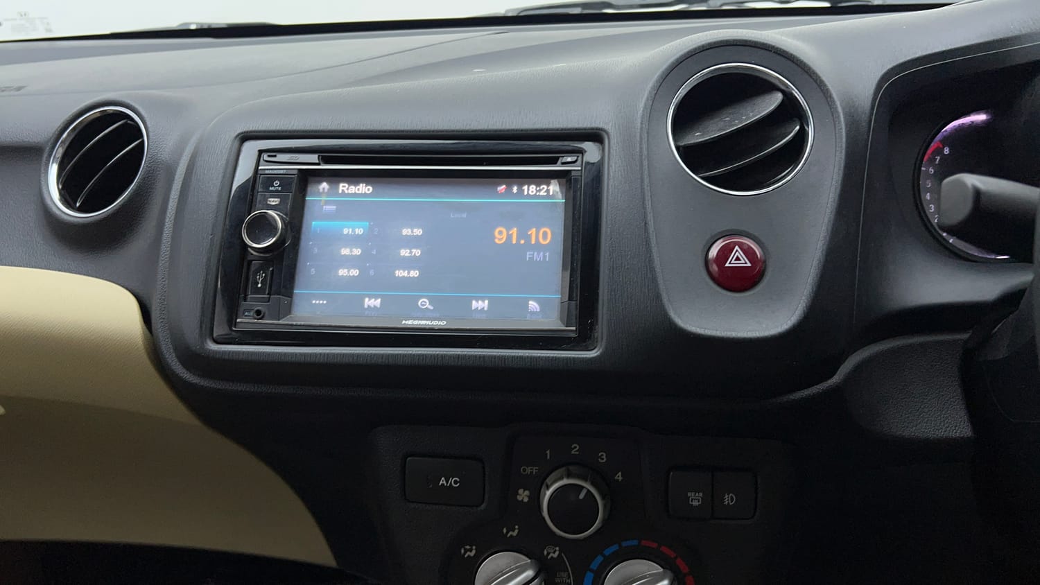 Used 2015 Honda Amaze 1.2 VX i-VTEC Petrol Manual top_features Integrated (in-dash) music system