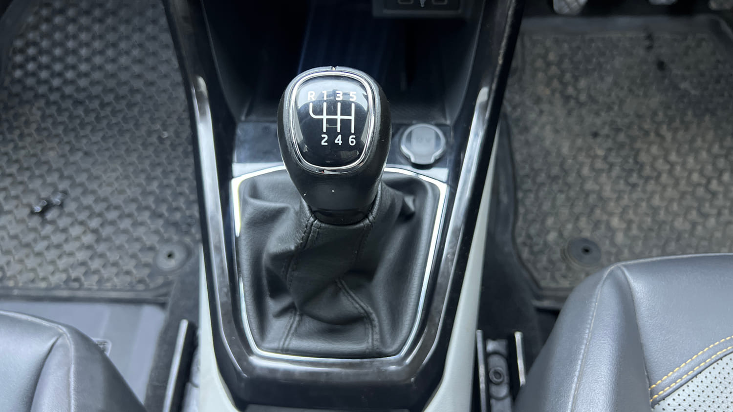 Used 2022 Skoda Kushaq Style 1.5L TSI MT Petrol Manual interior GEAR  KNOB VIEW