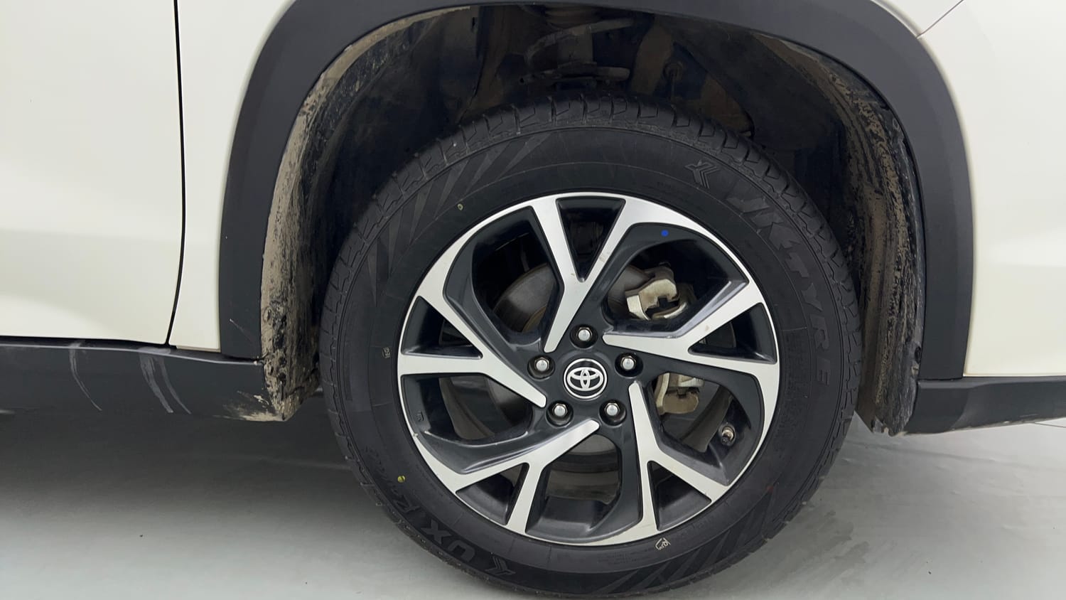 Used 2023 Toyota Urban Cruiser Hyryder V Hybrid Hybrid Automatic tyres RIGHT FRONT TYRE RIM VIEW