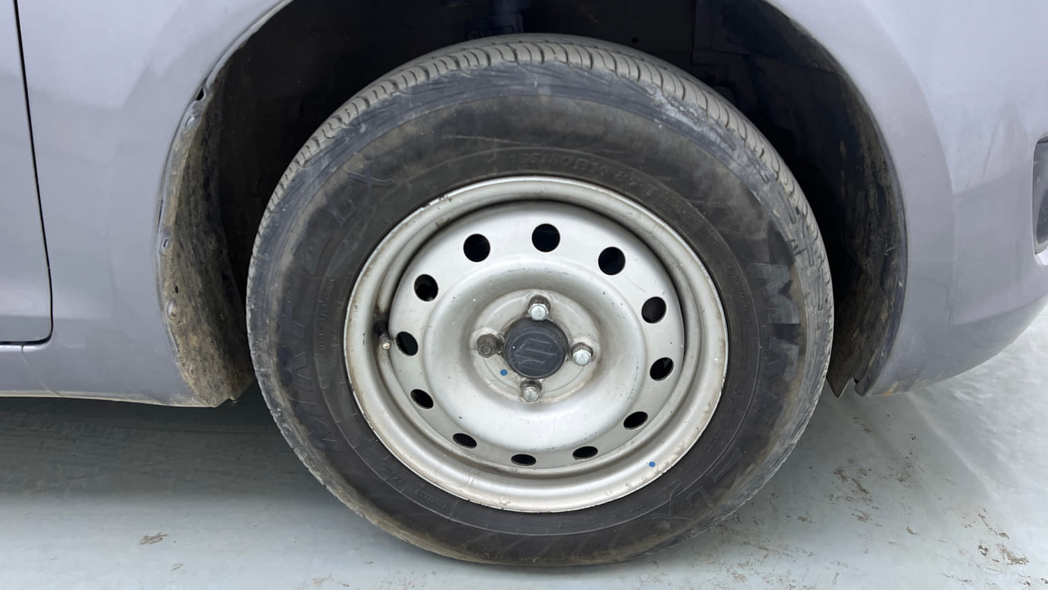 Used 2013 Maruti Suzuki Swift LDi Diesel Manual tyres RIGHT FRONT TYRE RIM VIEW