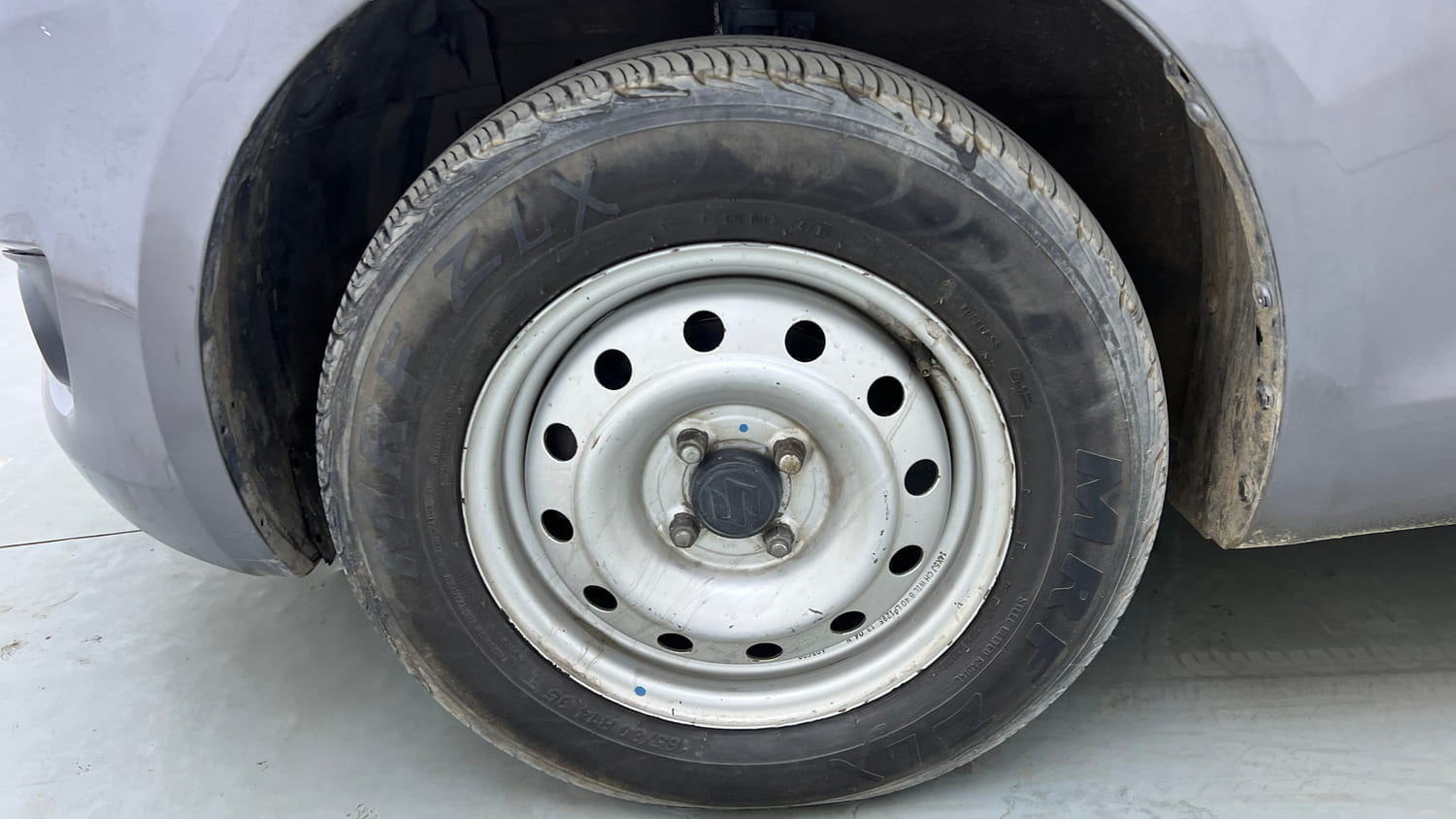 Used 2013 Maruti Suzuki Swift LDi Diesel Manual tyres LEFT FRONT TYRE RIM VIEW