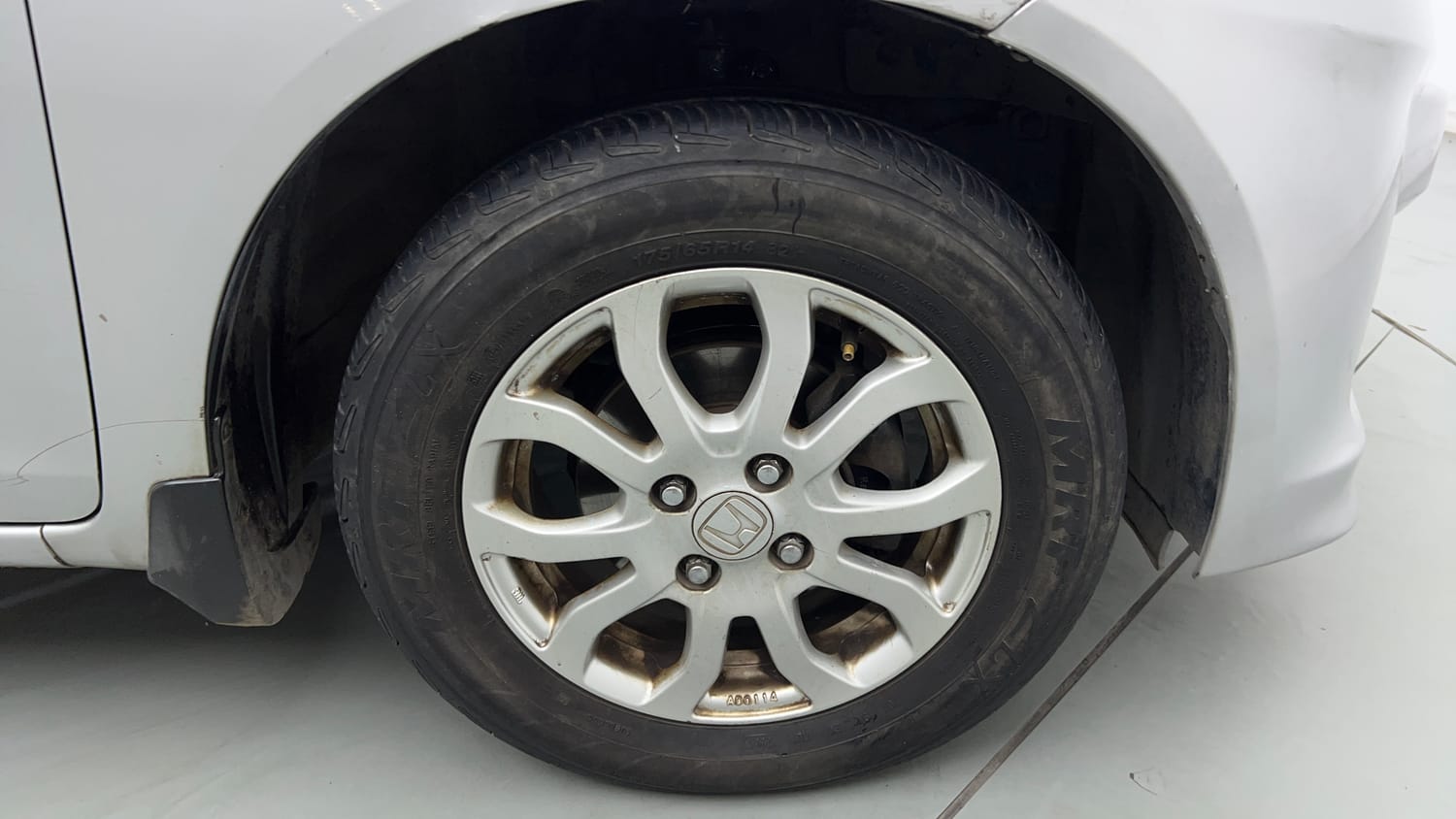 Used 2015 Honda Amaze 1.2 VX i-VTEC Petrol Manual tyres RIGHT FRONT TYRE RIM VIEW