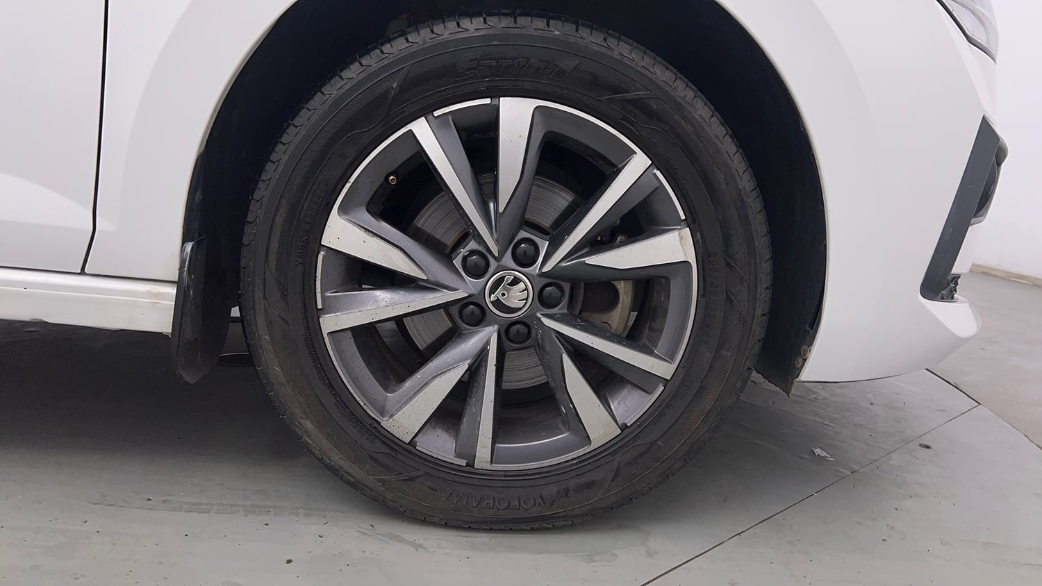Used 2022 Skoda Slavia Style 1.0L TSI MT Petrol Manual tyres RIGHT FRONT TYRE RIM VIEW